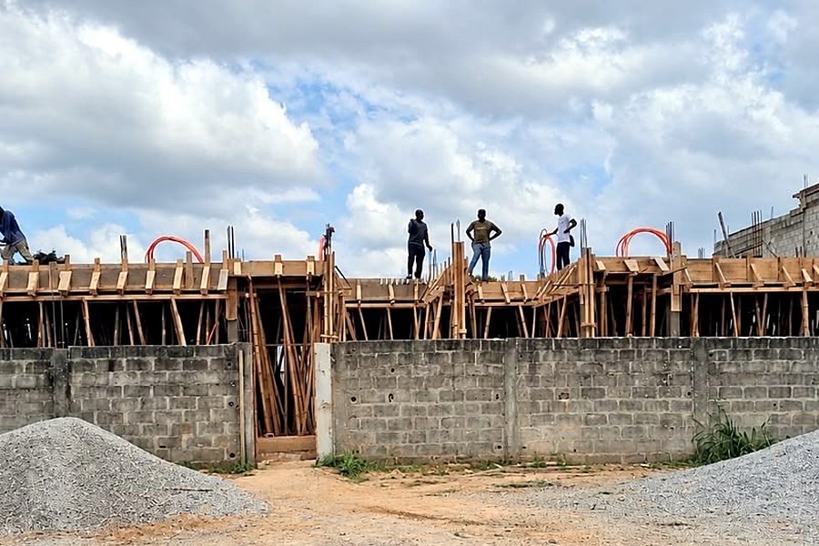 Chantier de Bingerville Delacelle : les équipes sur le coffrage de la dalle du premier niveau.