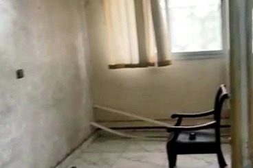 Le bureau avant travaux : rideaux d'origine, murs à reprendre, sol à remplacer.