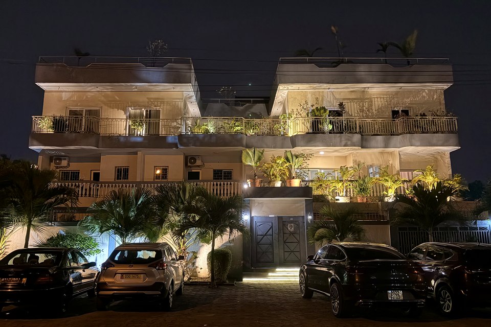 Façade de nuit de l'immeuble surélevé des Deux Plateaux, première construction du fondateur de MDM.