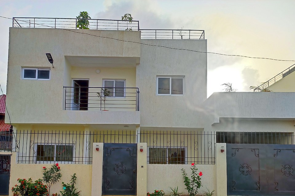 Façade d'un des duplex jumelés de Songon Kassemble, en fin de journée.