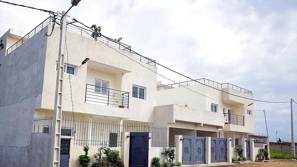 Les duplex jumelés de Songon vus depuis la rue.
